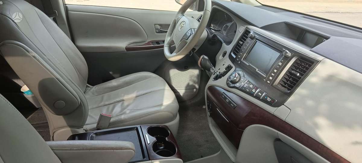 Toyota Sienna - 6