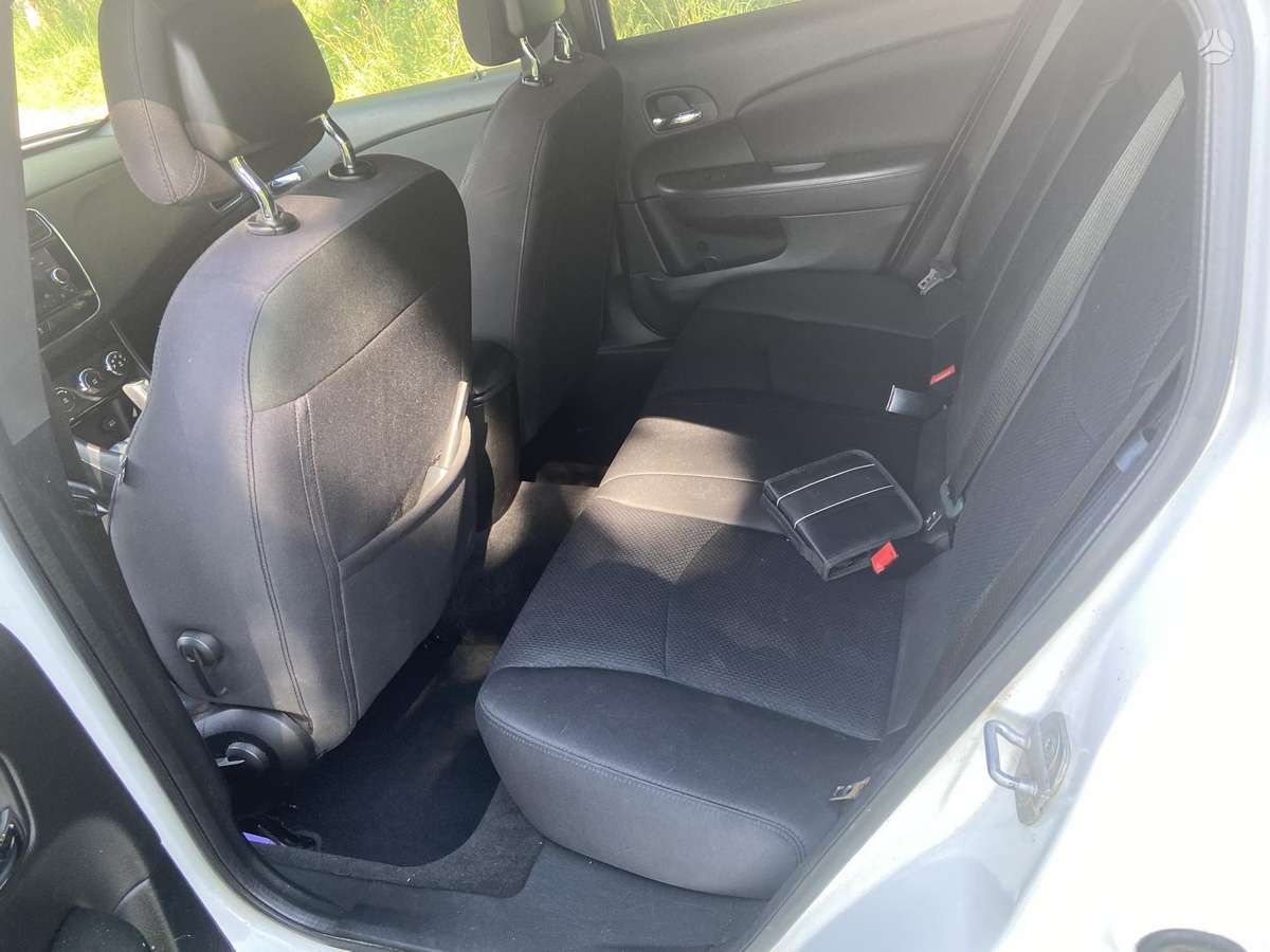 Chrysler 200, 2.4 l., sedanas
