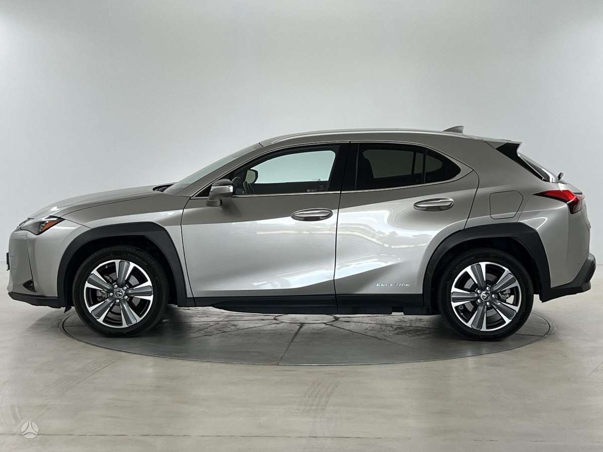Lexus UX 300e, Хэтчбек