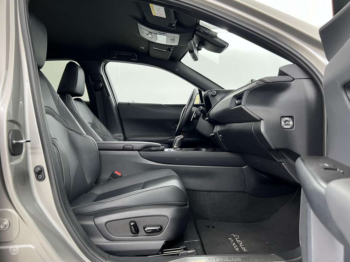 Lexus UX 300e, Хэтчбек