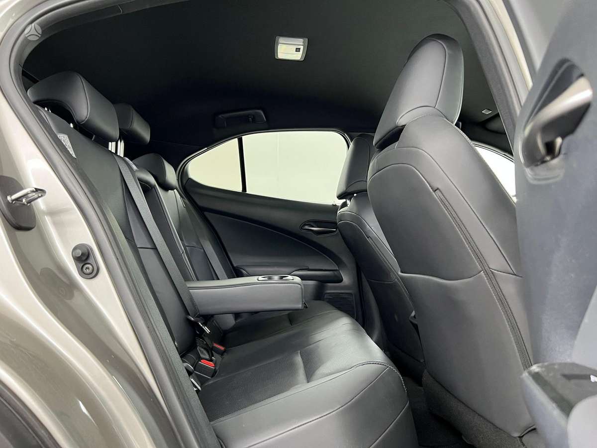 Lexus UX 300e, Хэтчбек