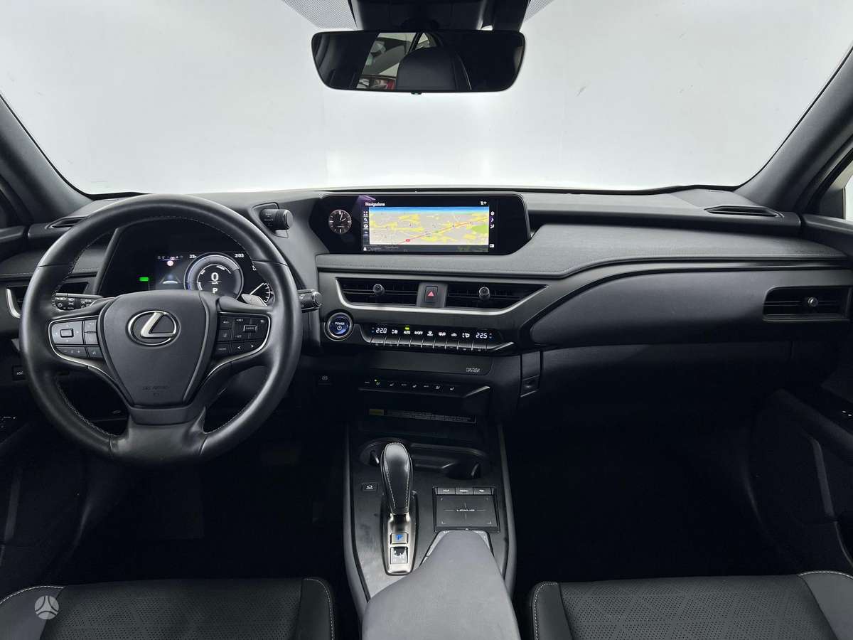 Lexus UX 300e, Хэтчбек
