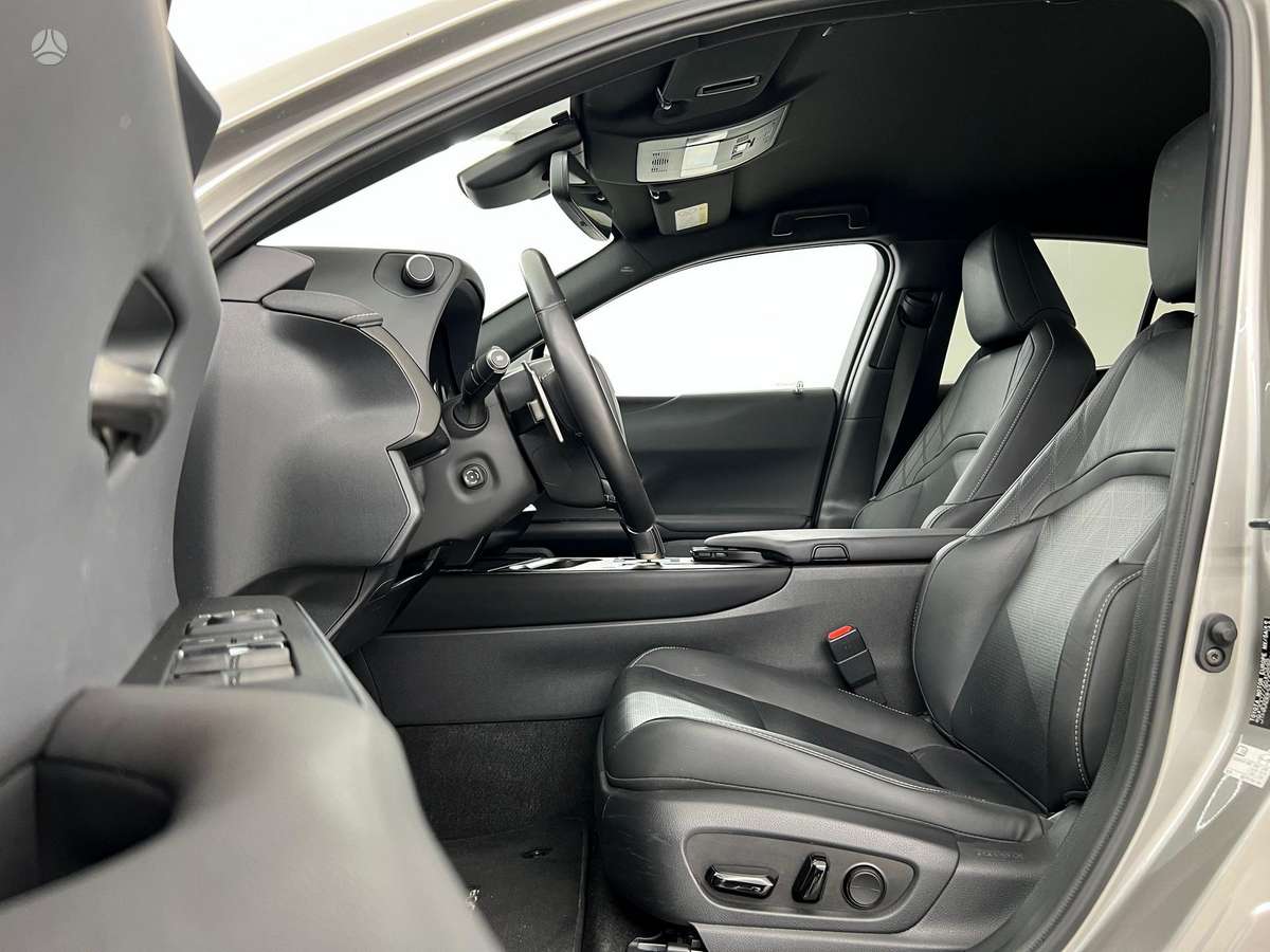 Lexus UX 300e, hečbekas