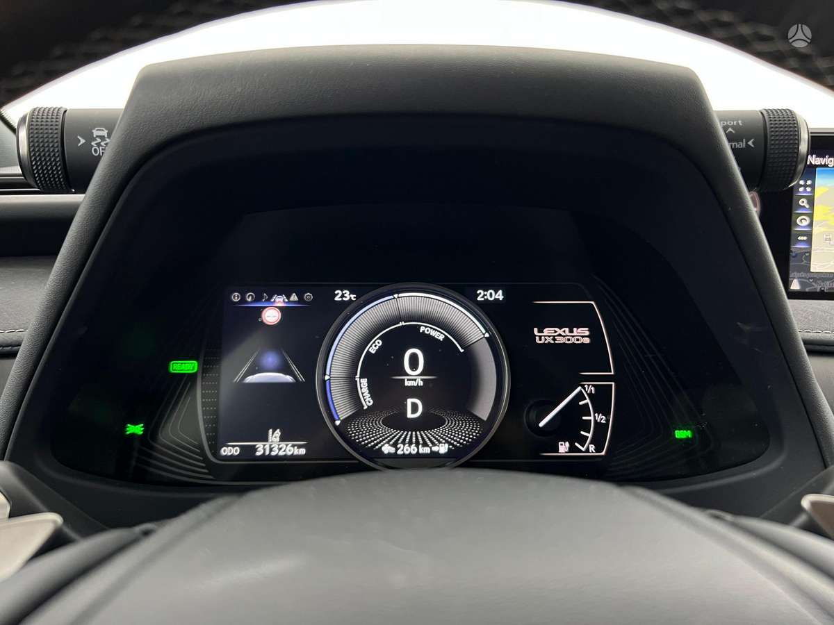 Lexus UX 300e, Хэтчбек
