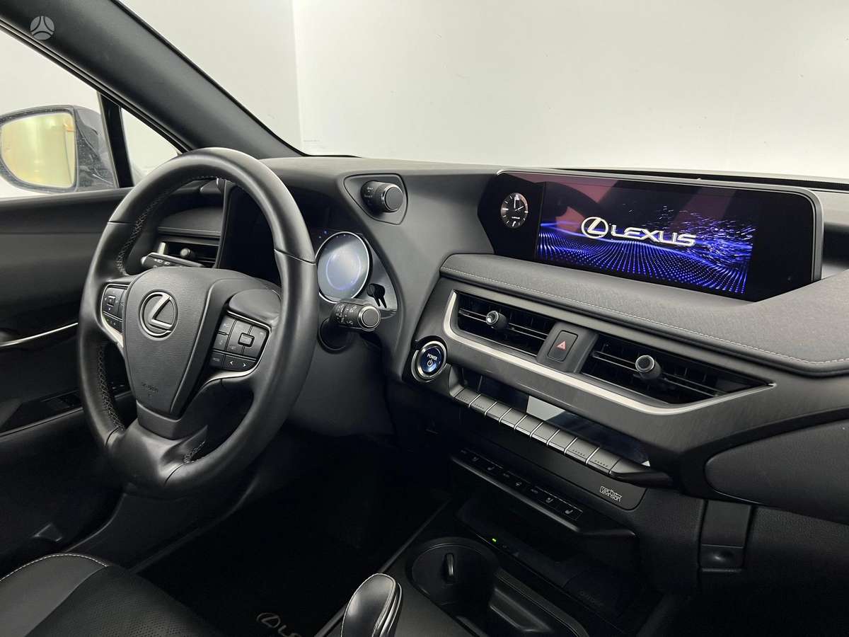 Lexus UX 300e, hečbekas
