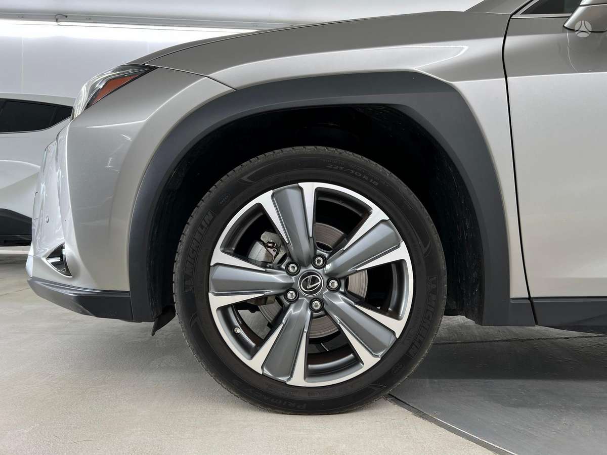 Lexus UX 300e, Хэтчбек