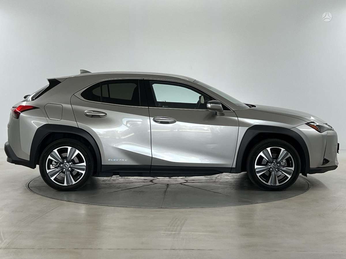 Lexus UX 300e, Хэтчбек