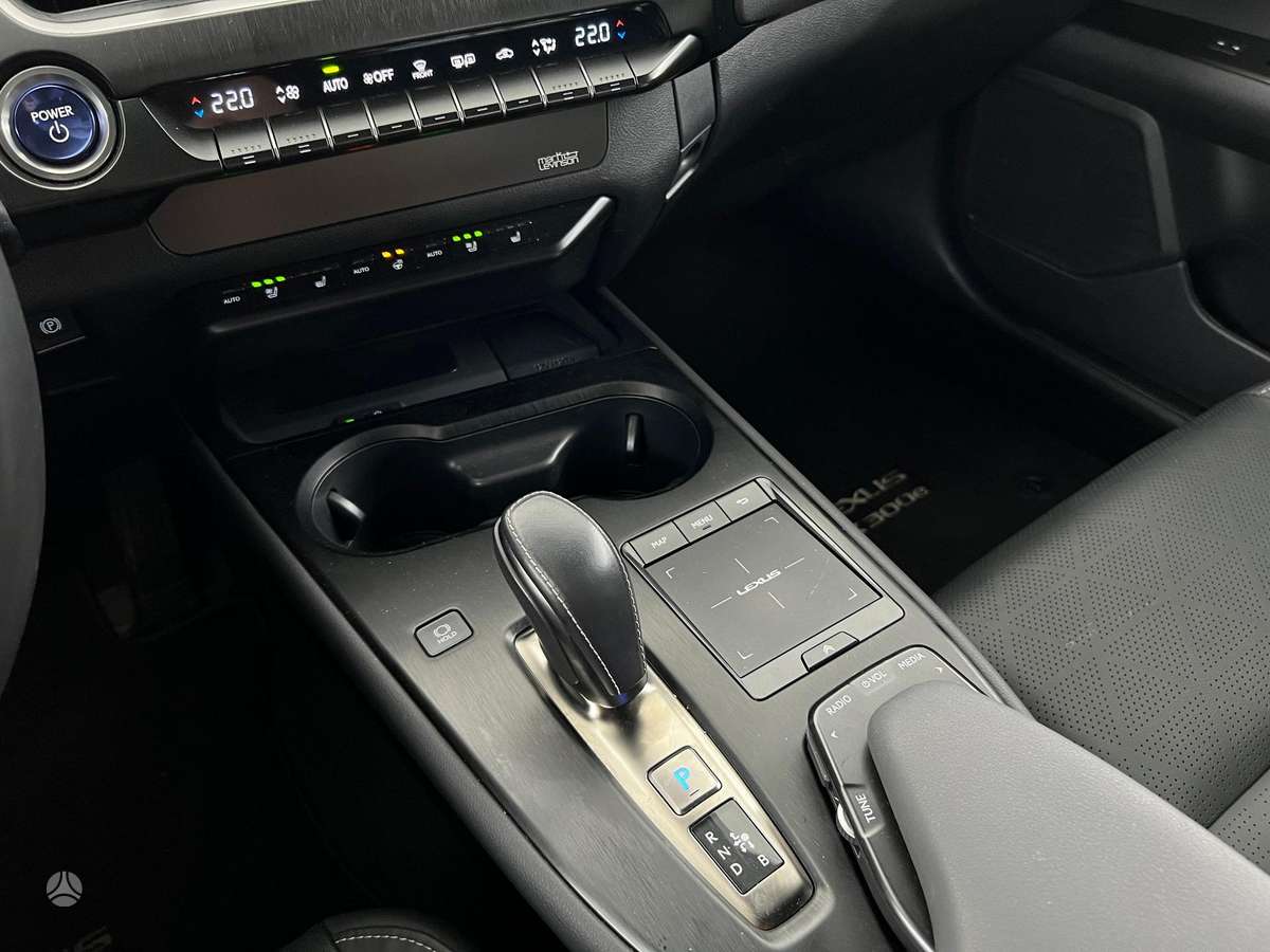 Lexus UX 300e, Хэтчбек
