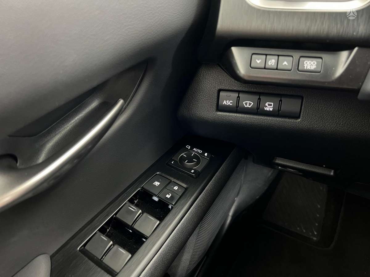 Lexus UX 300e, Хэтчбек