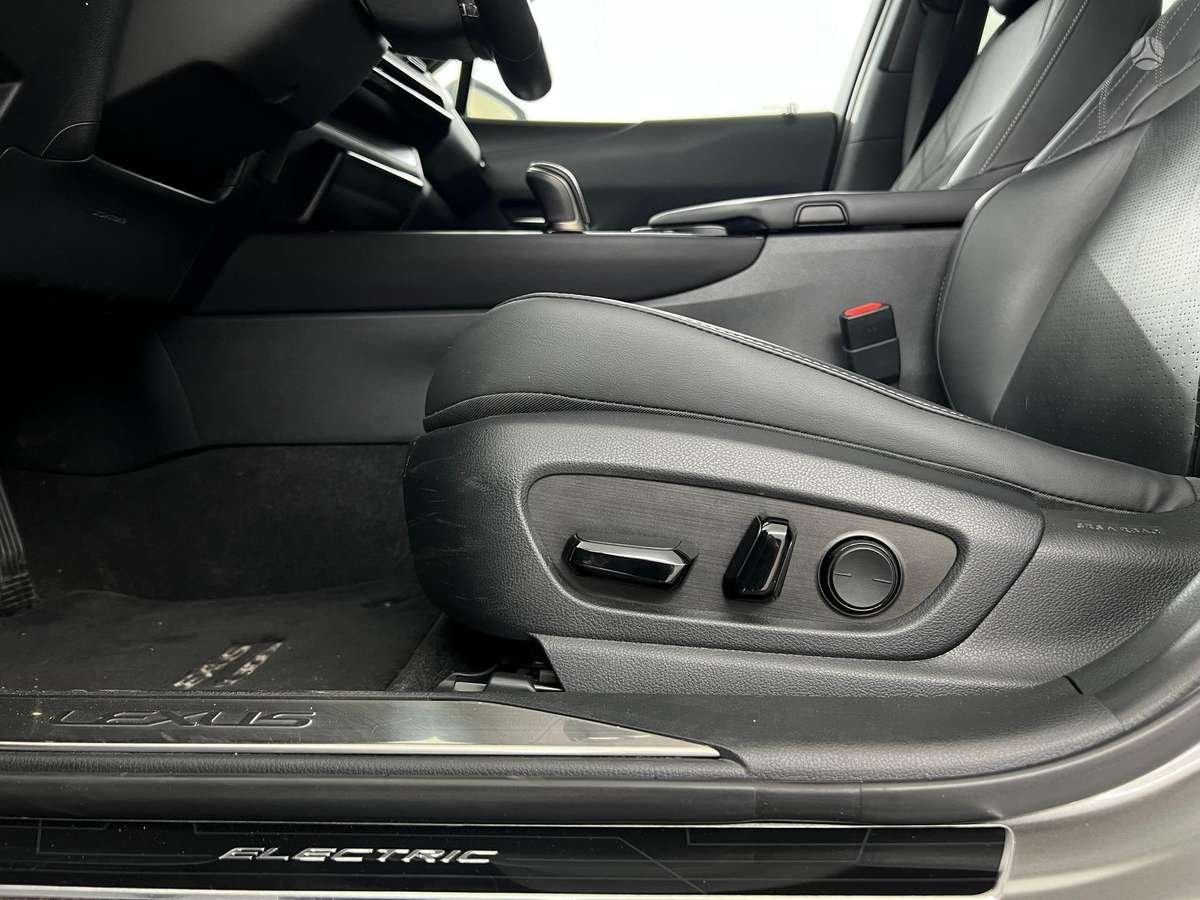 Lexus UX 300e, hečbekas