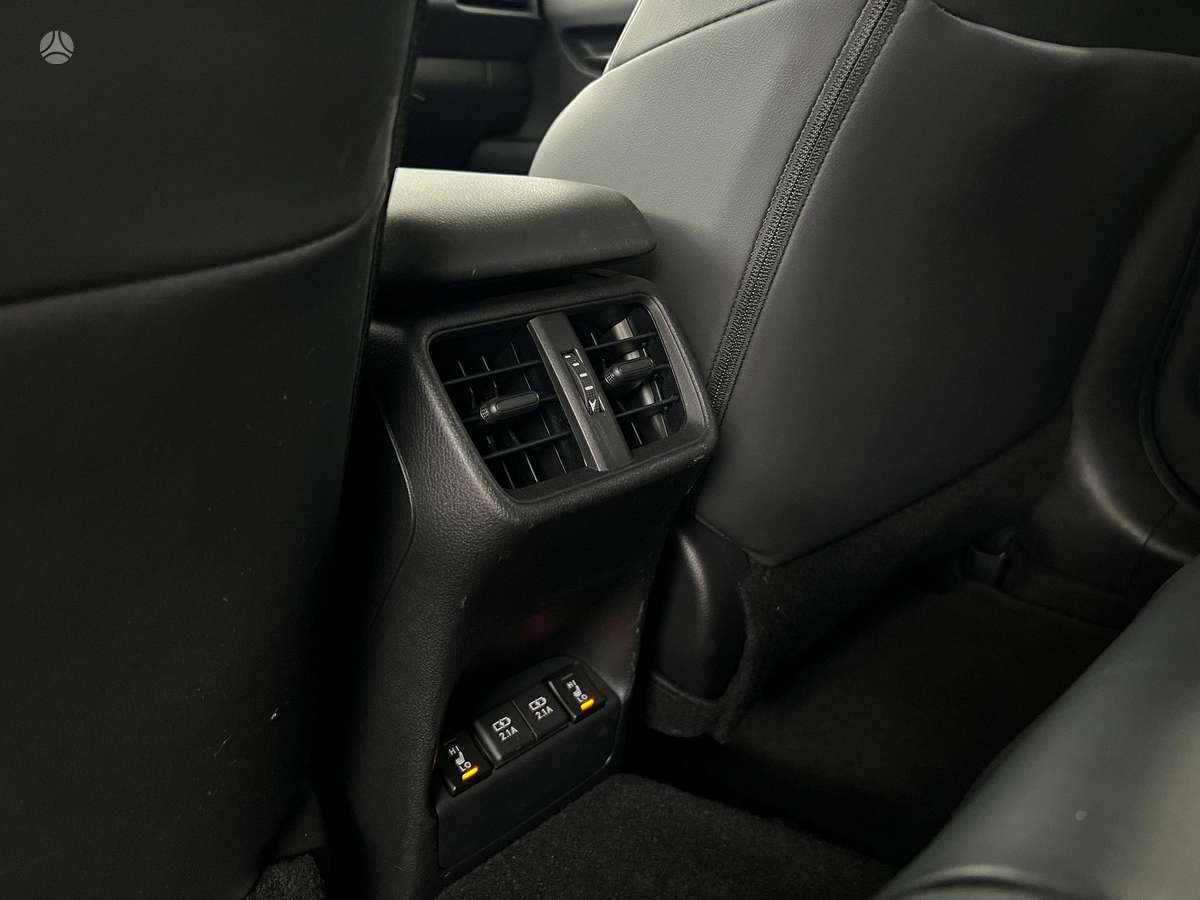 Lexus UX 300e, Хэтчбек