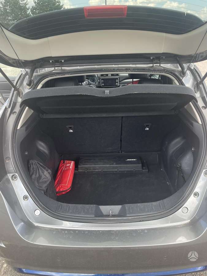 Nissan Leaf, hatchback