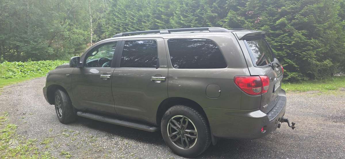 Toyota Sequoia - 1