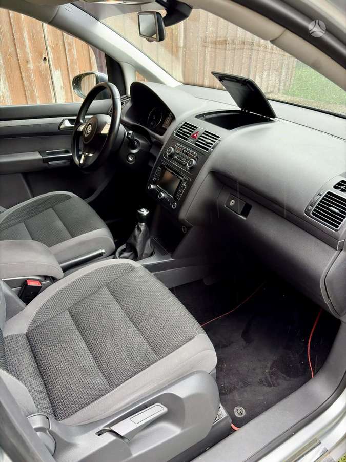 Volkswagen Touran - 10