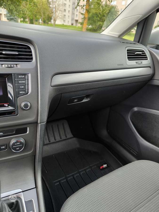 Volkswagen Golf - 8