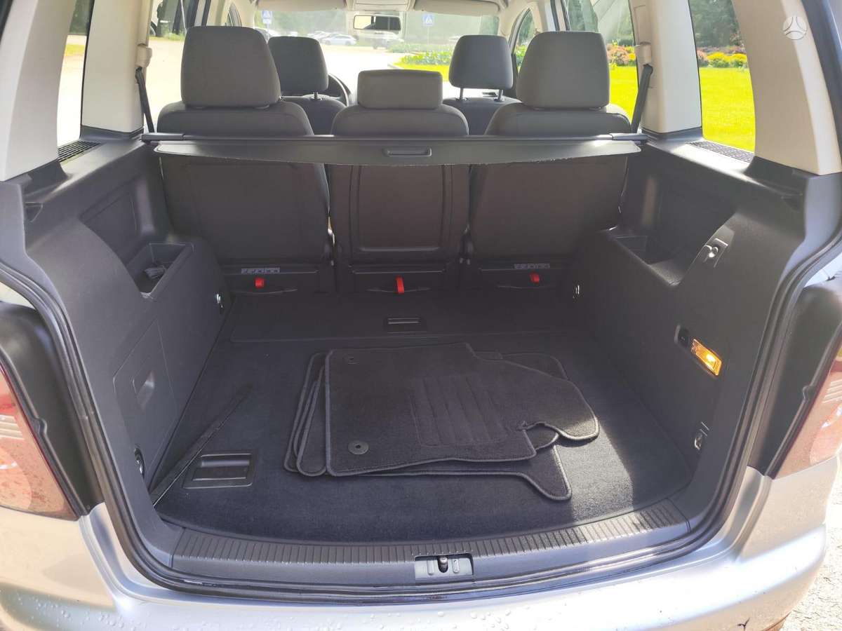 Volkswagen Touran - 10