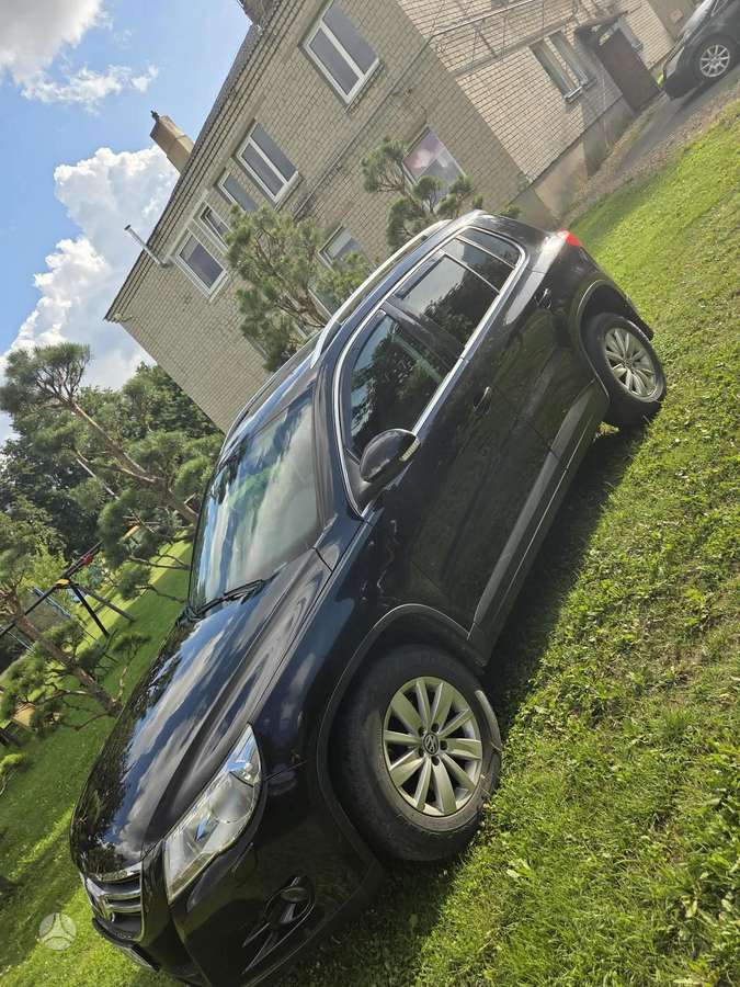 Volkswagen Tiguan - 1