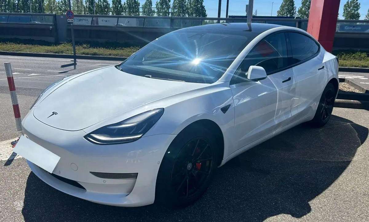 Tesla Model 3, Седан