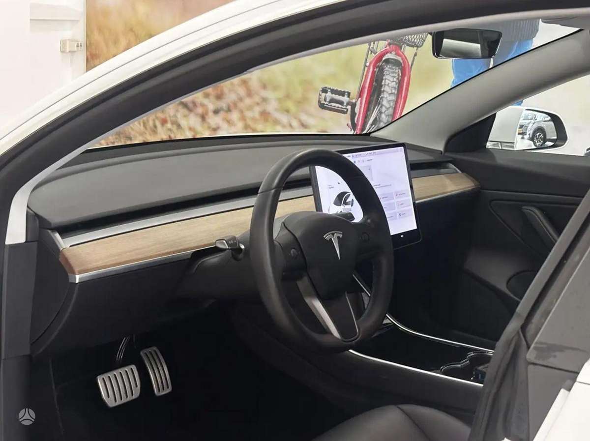 Tesla Model 3, Седан