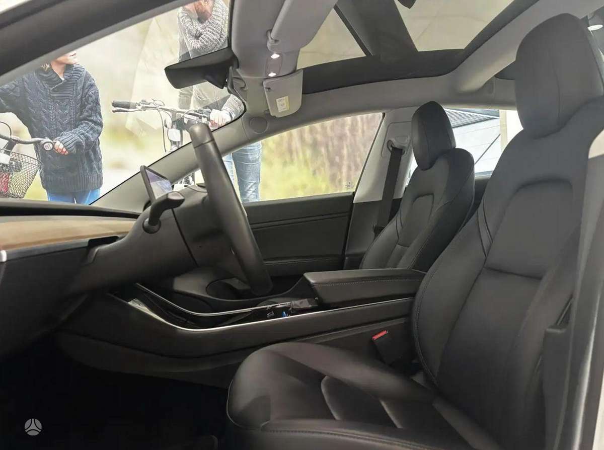 Tesla Model 3, sedanas
