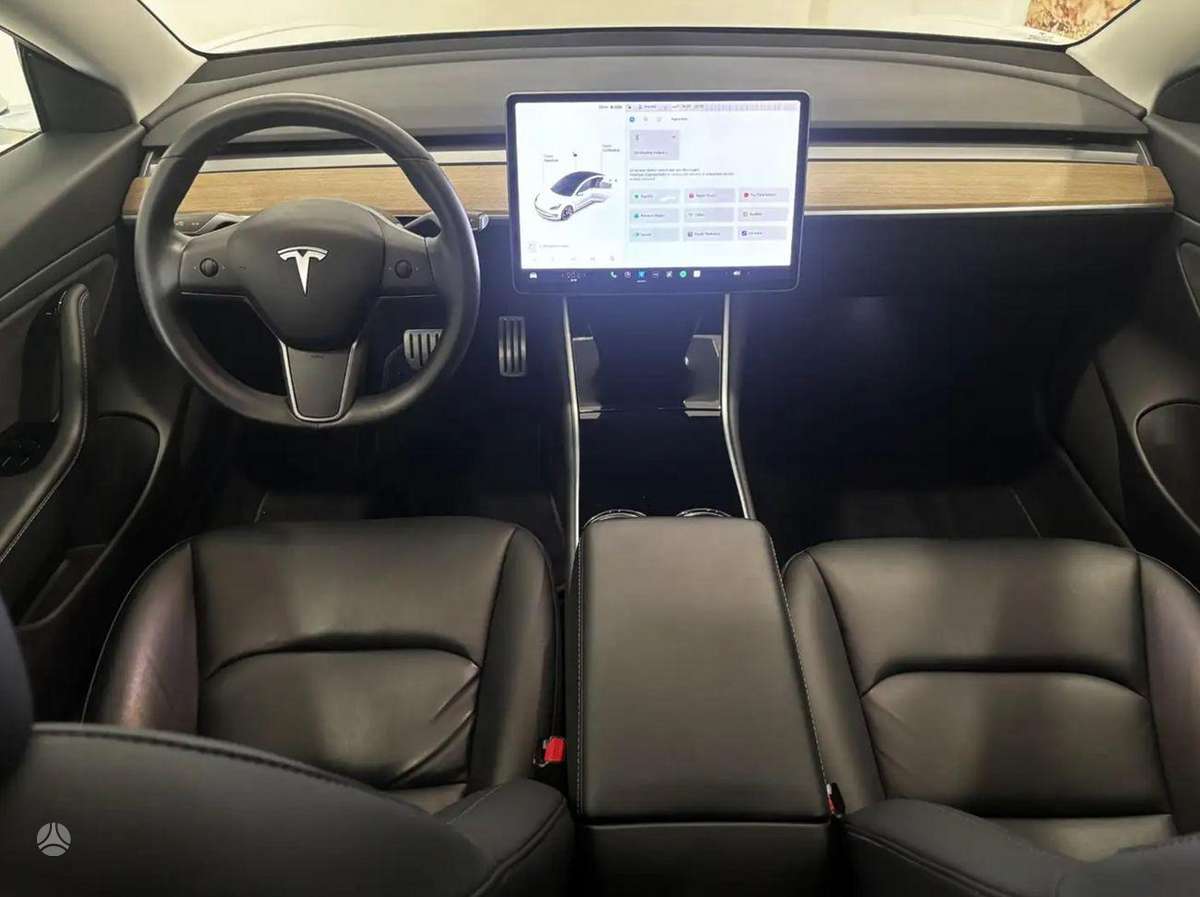 Tesla Model 3, sedanas