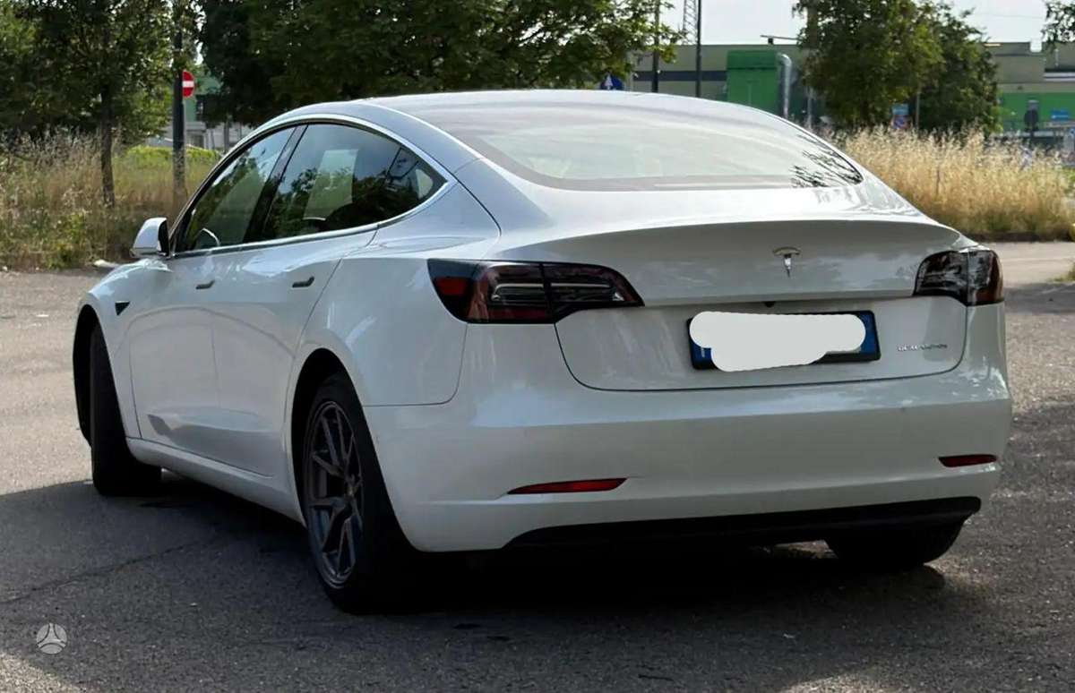 Tesla Model 3, Седан