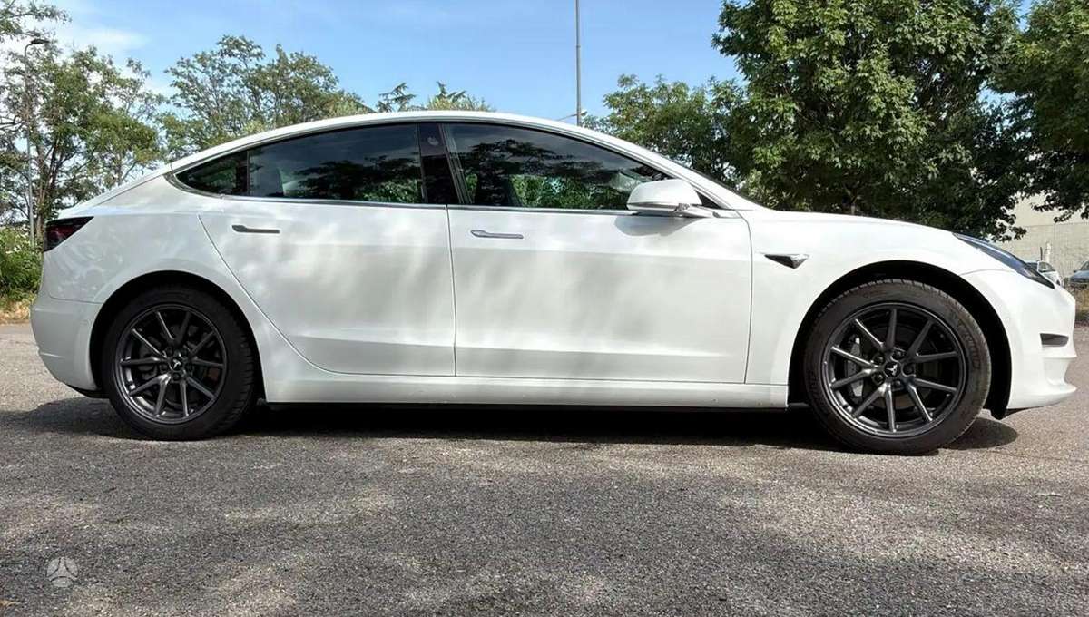Tesla Model 3, Седан