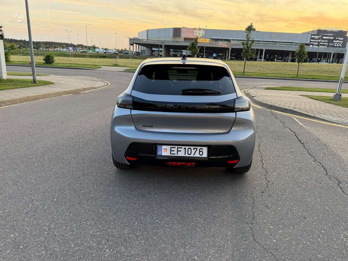Peugeot 208 - 8