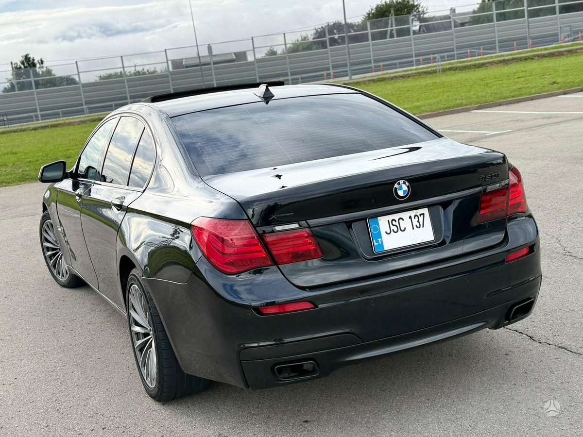 BMW 750, 4.4 l., Седан