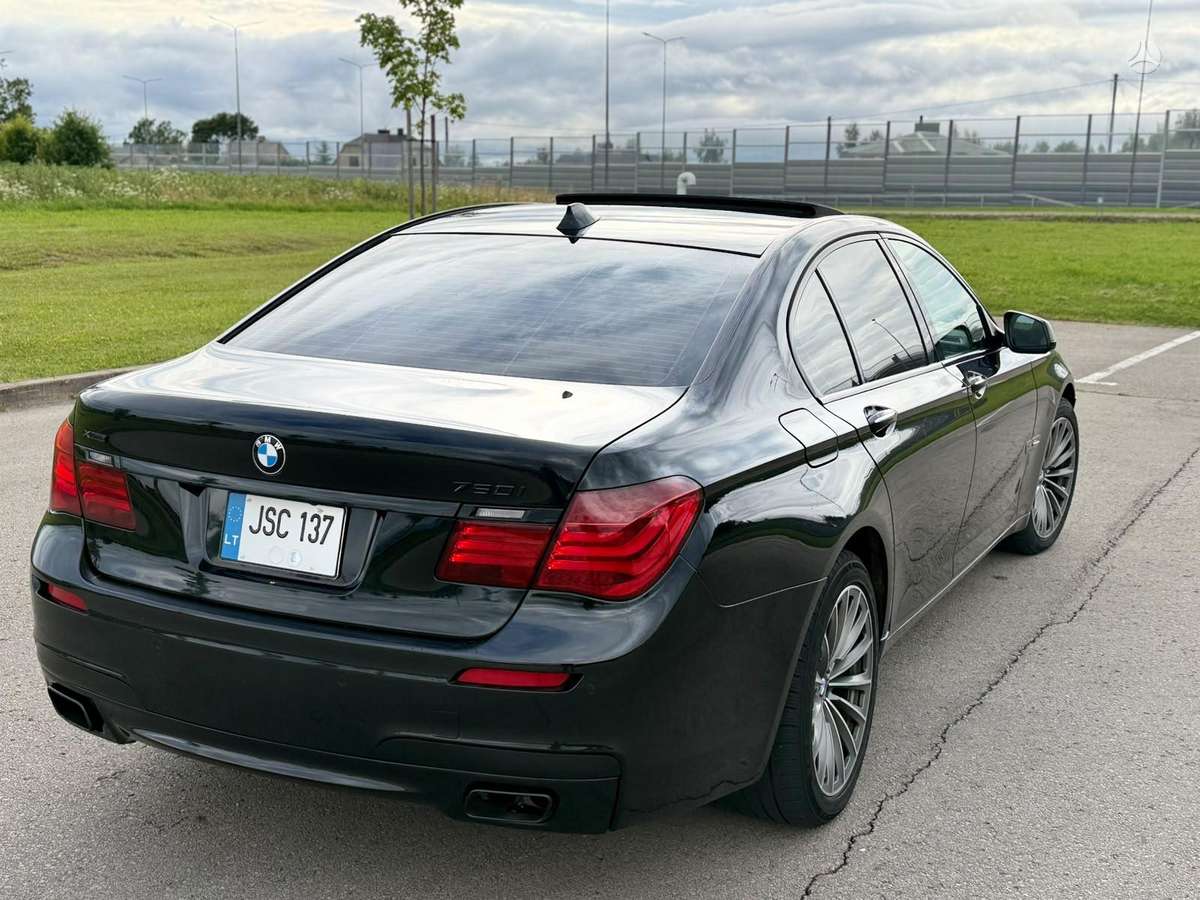 BMW 750, 4.4 l., Седан