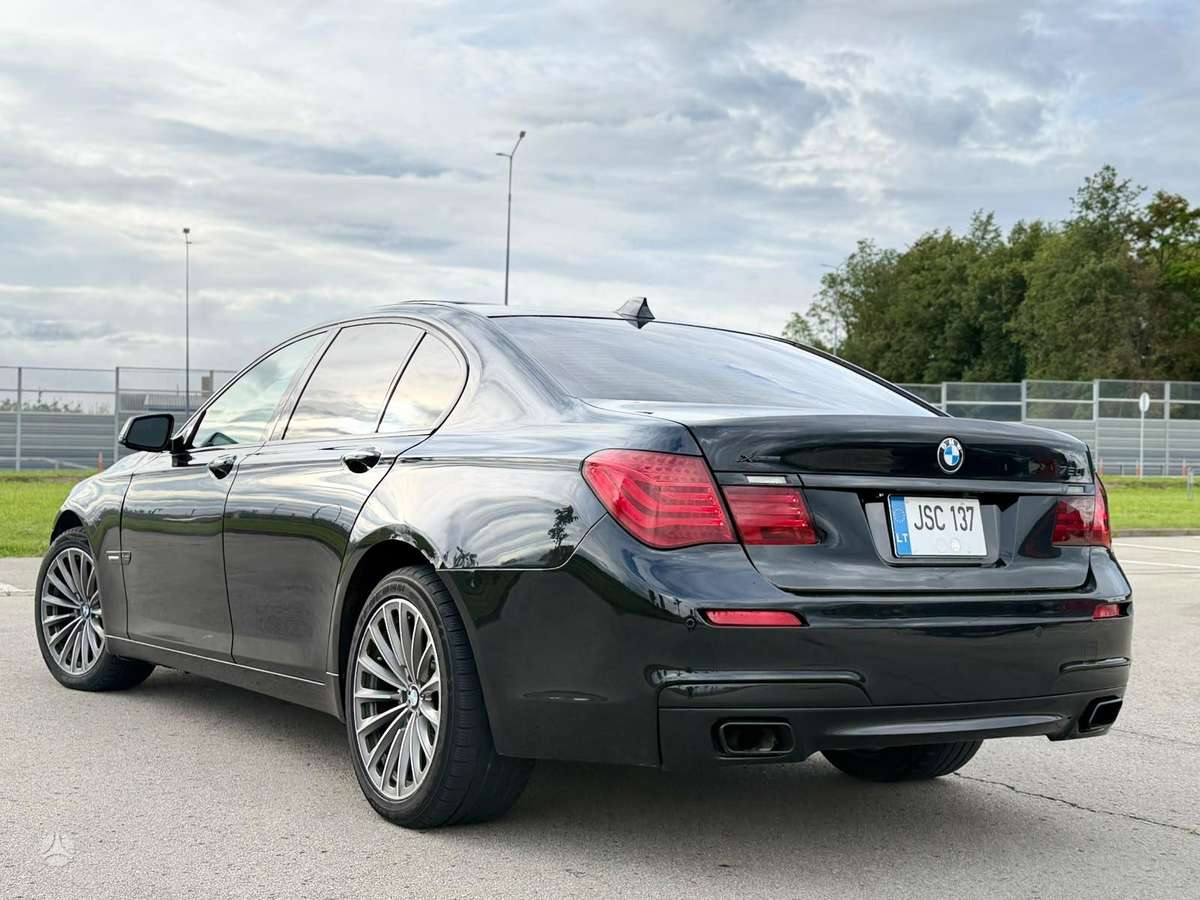 BMW 750, 4.4 l., Седан