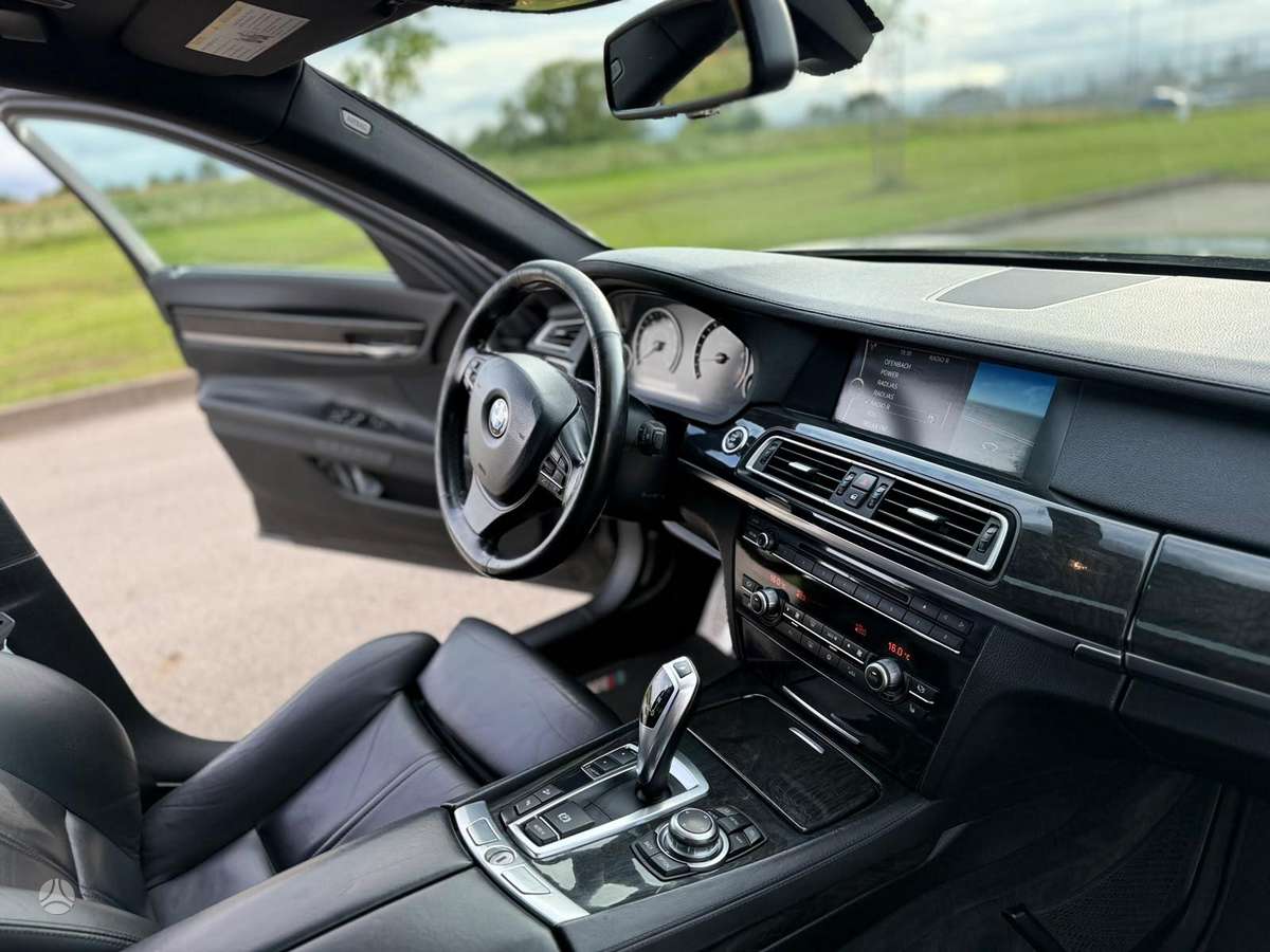 BMW 750, 4.4 l., Седан