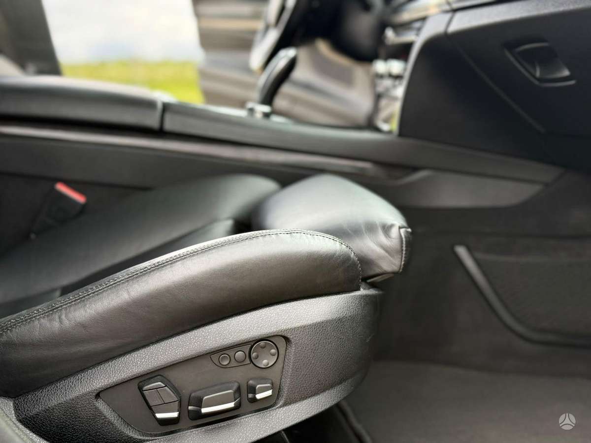 BMW 750, 4.4 l., Седан