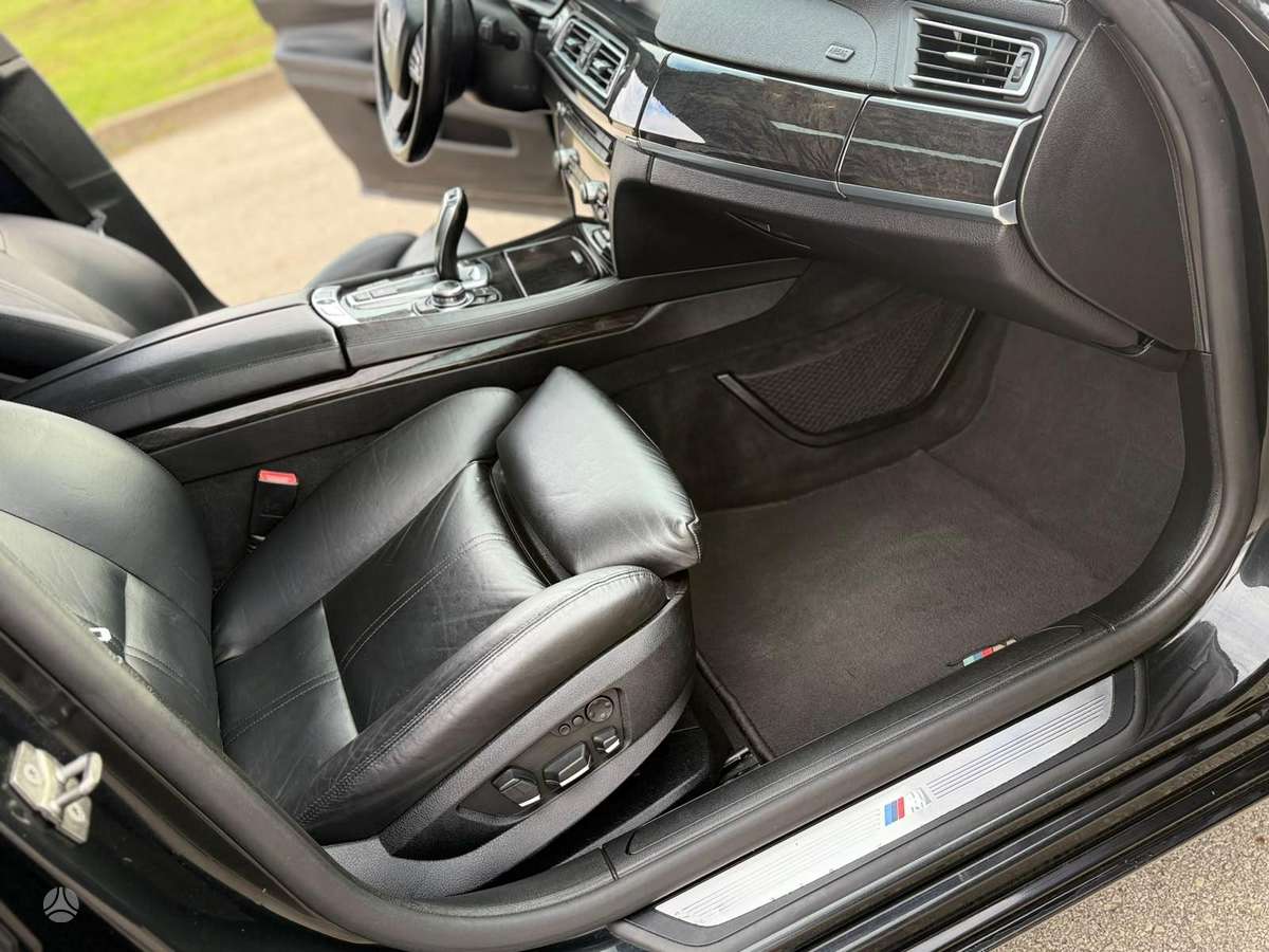 BMW 750, 4.4 l., Седан