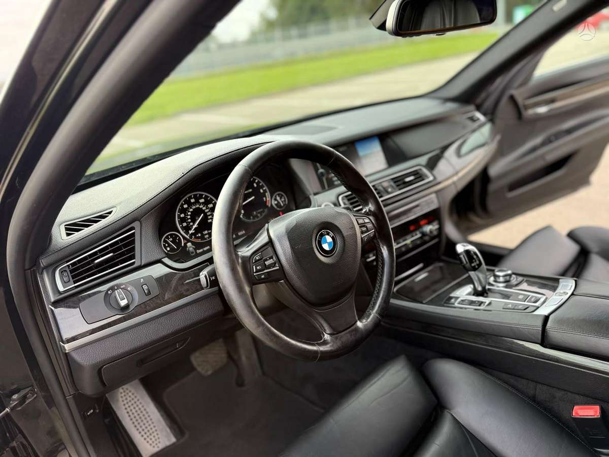 BMW 750, 4.4 l., Седан