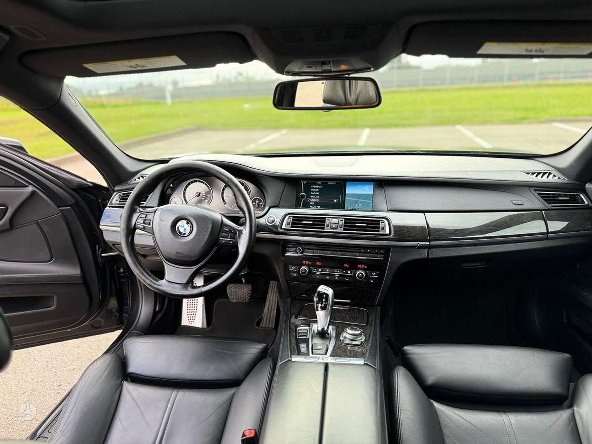 BMW 750, 4.4 l., Седан