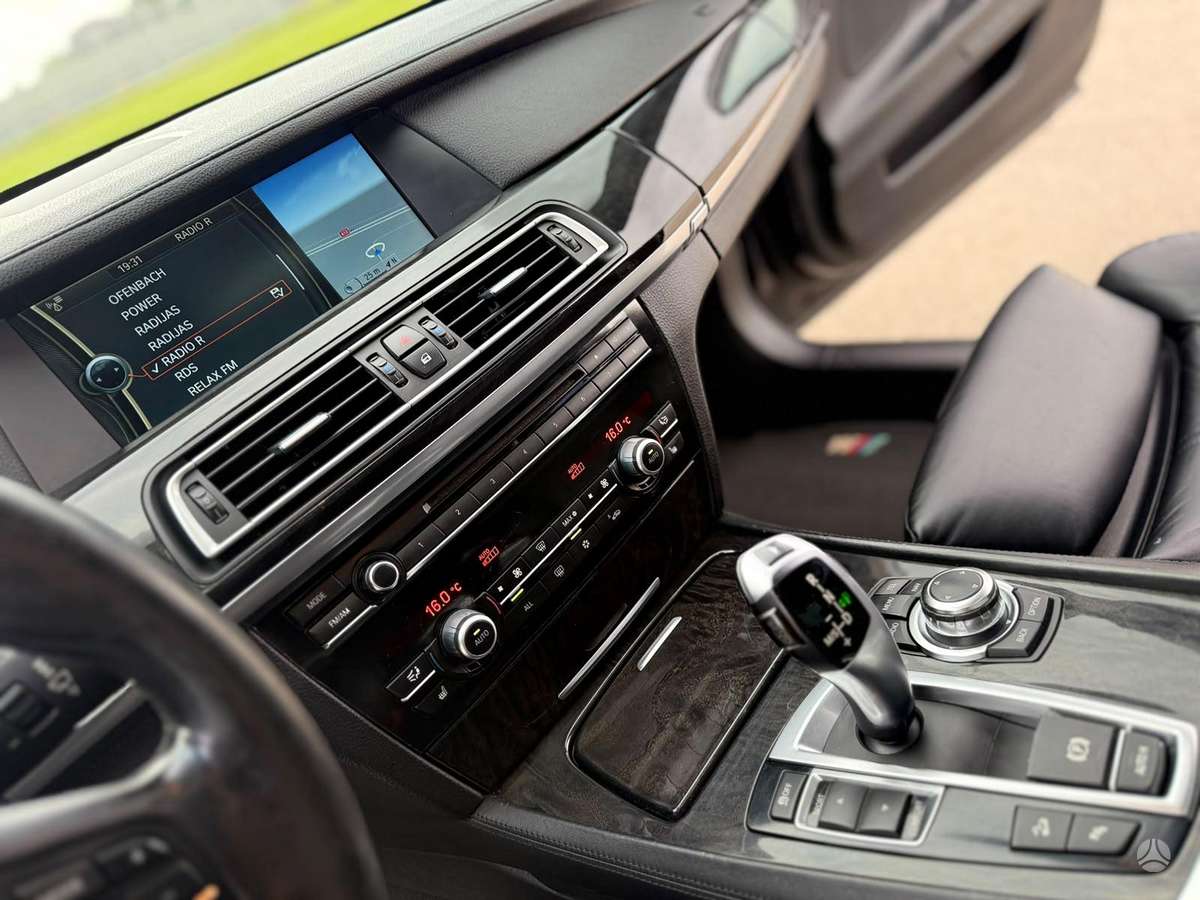 BMW 750, 4.4 l., Седан