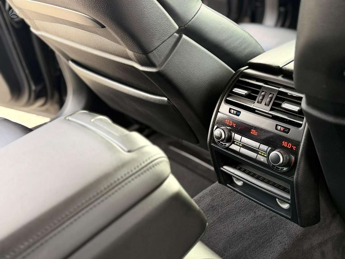 BMW 750, 4.4 l., Седан