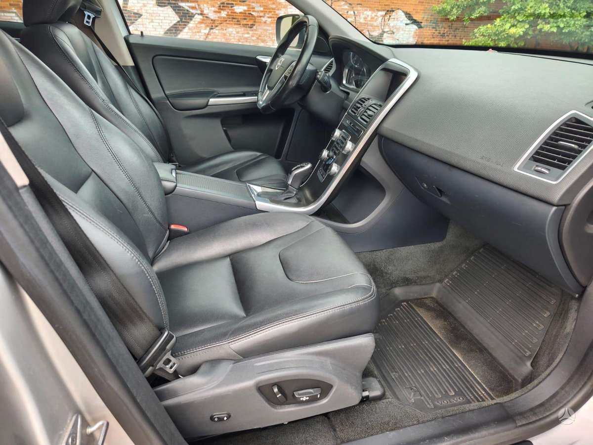 Volvo XC60, 2.0 l., off-road / crossover