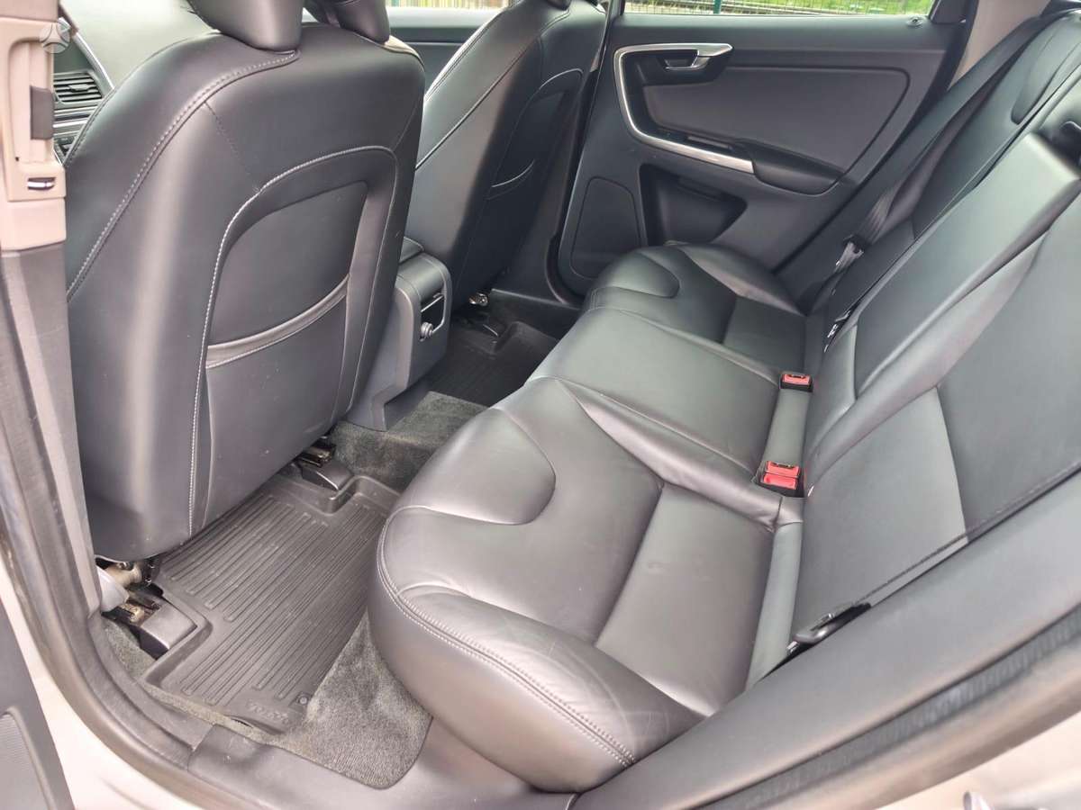 Volvo XC60, 2.0 l., off-road / crossover