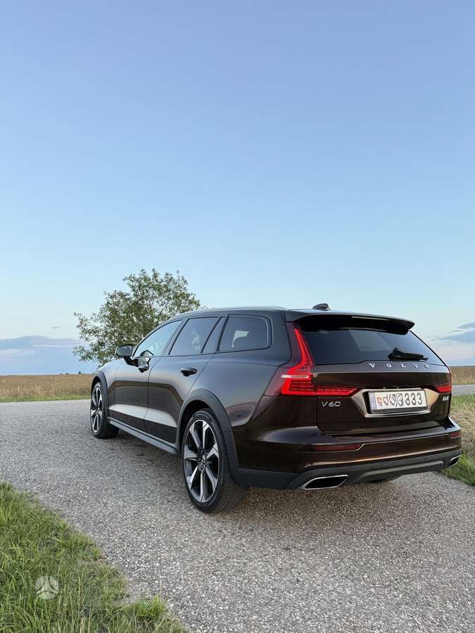 Volvo V60 Cross Country - 11