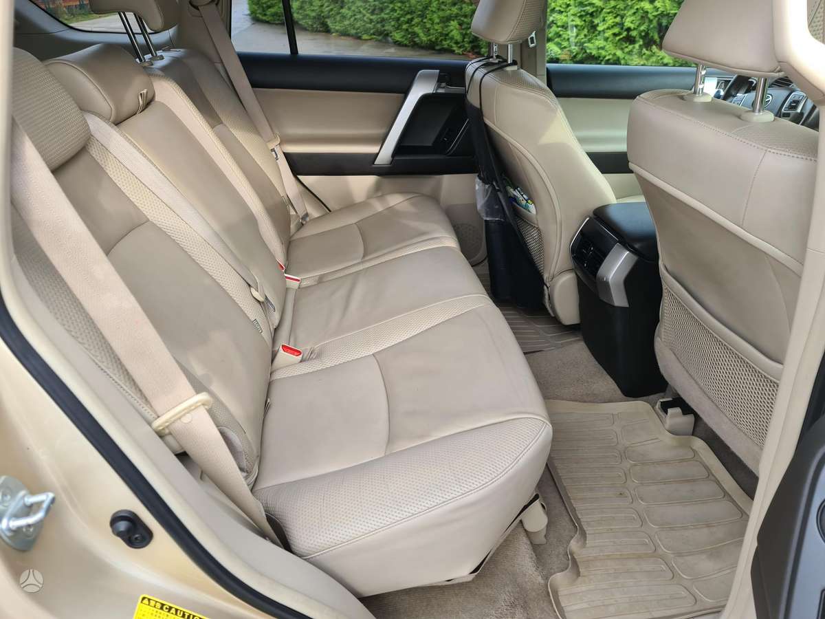 Toyota Land Cruiser - 4