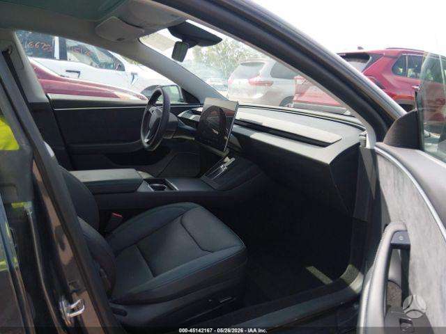 Tesla Model 3, Седан