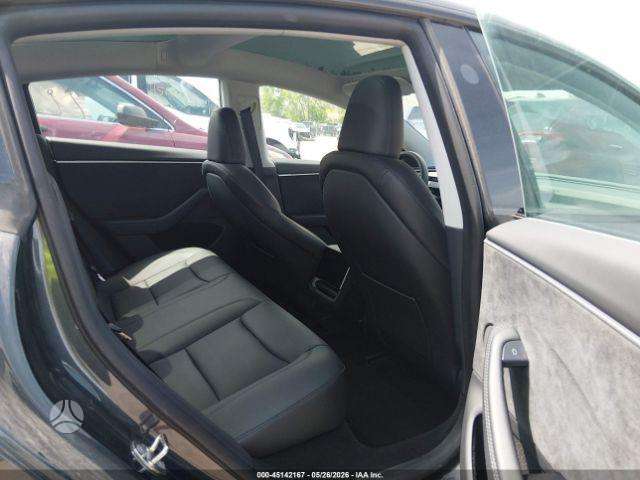 Tesla Model 3, Седан