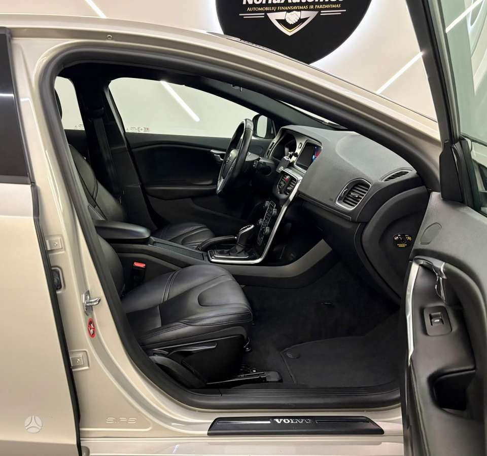 Volvo V40, 2.0 l., hatchback