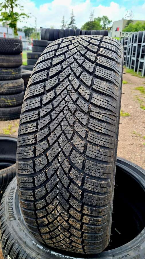 Bridgestone Blizzak LM005, winter 215/45 R20