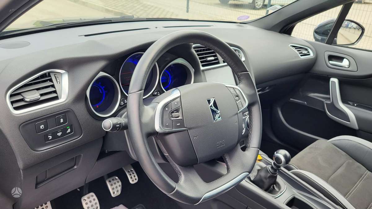 Citroen DS4, 1.2 l., hatchback