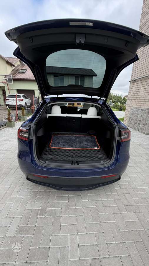Tesla Model Y - 6