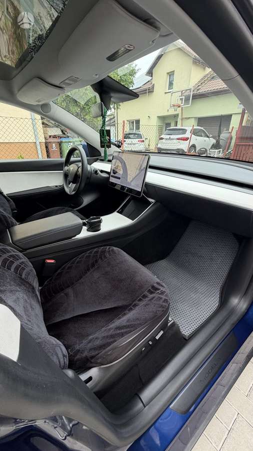 Tesla Model Y - 8