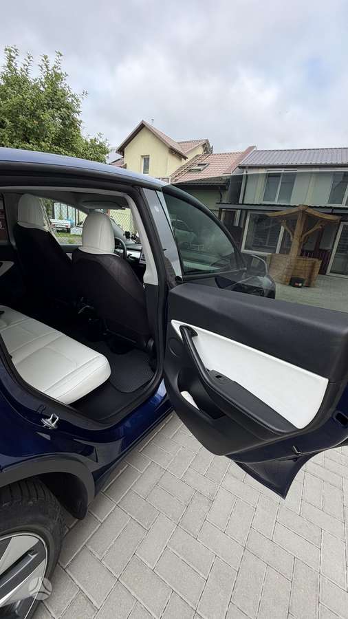 Tesla Model Y - 10